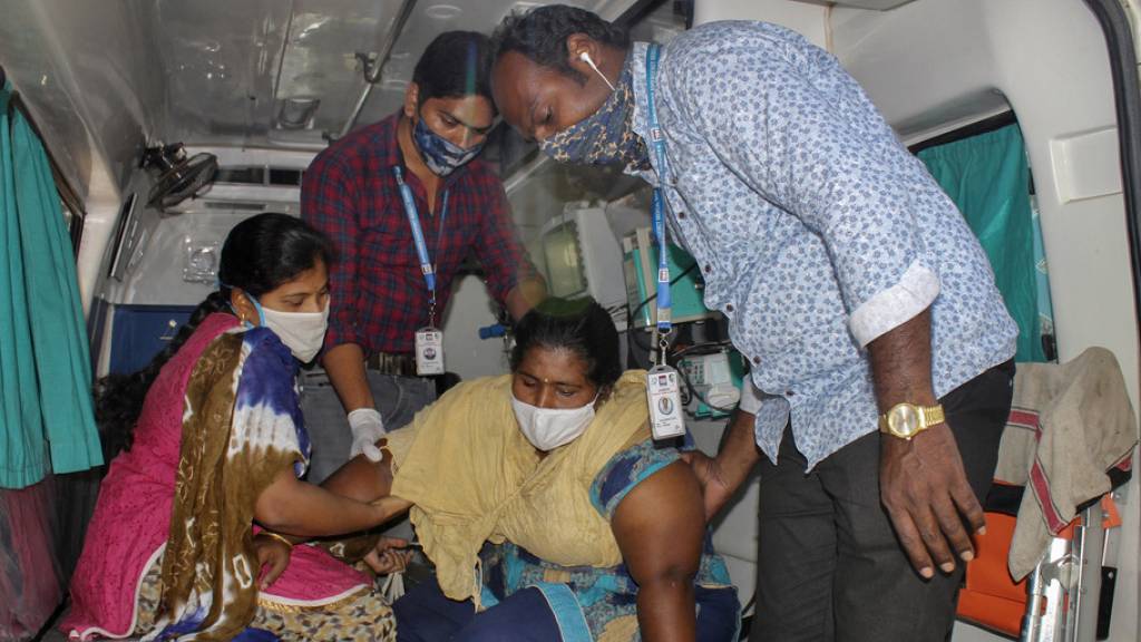 Eine der 500 PatientInnen, die mit einer mysteriösen Krankheit in Eluru, Andhra Pradesh, ins Spital eingeliefert worden sind. Staatliche Experten fahnden nach den Ursachen. Schwermetalle könnten ein Grund sein.