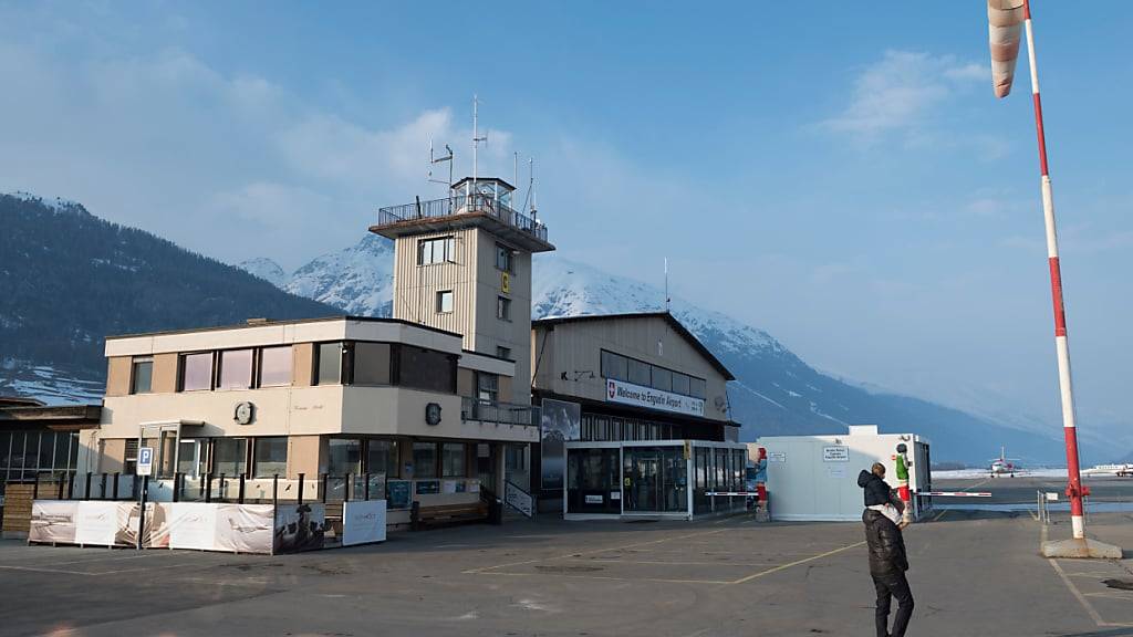 Das bescheidene Gebäude des Regionalflughafens Samedan ist in die Jahre gekommen und genügt den heutigen Ansprüchen nicht mehr. (Archivbild)