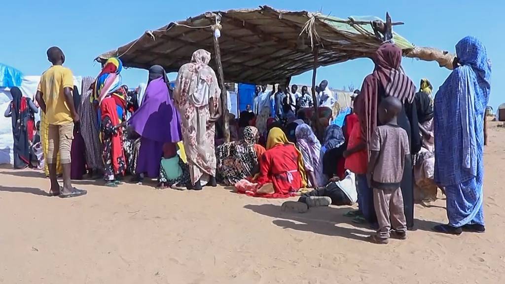 ARCHIV - Sudanesische Flüchtlinge versammeln sich vor einem Feldlazarett (Archivbild). Foto: Uncredited/AP/dpa