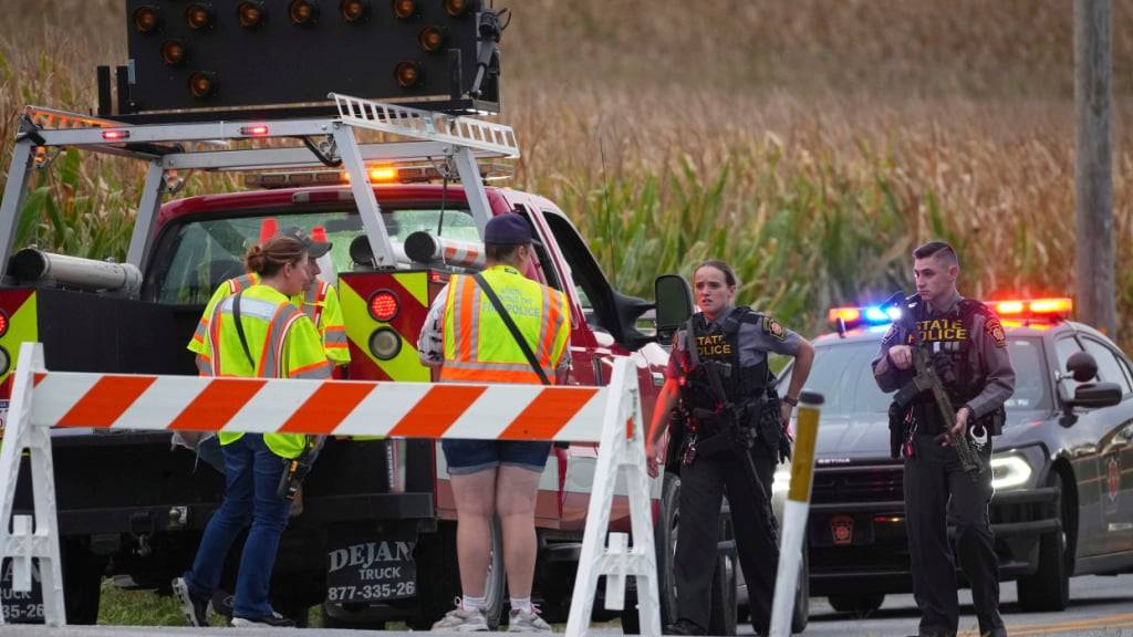 Polizisten und Rettungskräfte des Bundesstaates Pennsylvania blockieren eine Straße, nachdem mehrere Polizisten angeschossen wurden. Im US-Bundesstaat Pennsylvania sind fünf Polizisten angeschossen worden und drei an ihren Verletzungen gestorben. Die zwei anderen befänden sich in kritischem, aber stabilem Zustand, sagte ein Vertreter der Polizei des Bundesstaates auf einer Pressekonferenz. Foto: Matt Slocum/AP/dpa