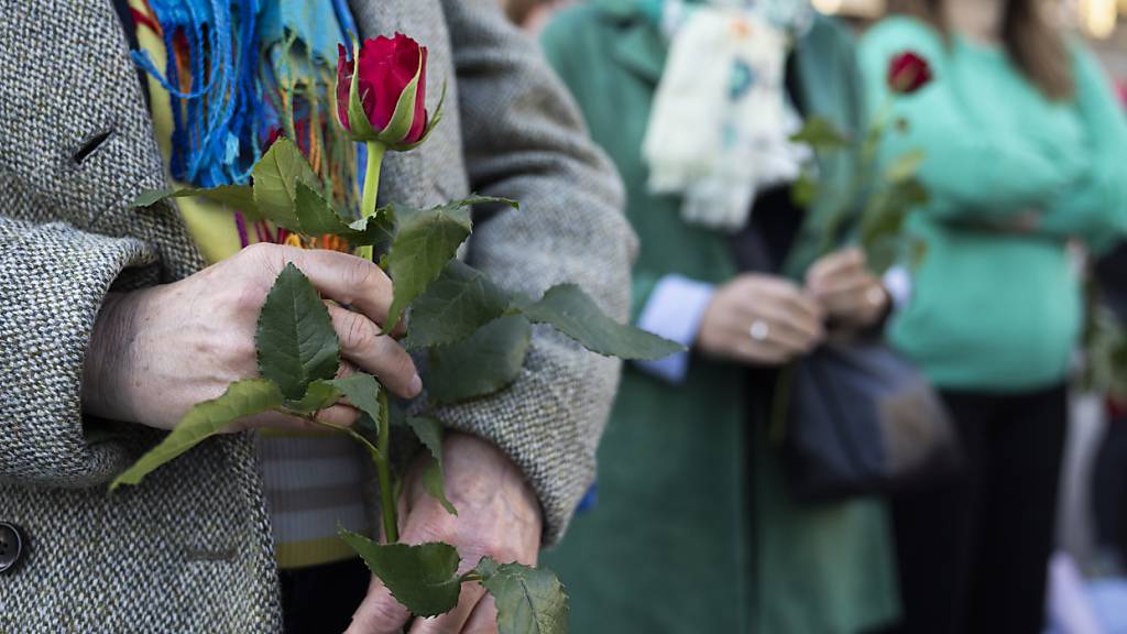 Schweigeminute im Gedenken an die getöteten Frauen: Rund 300 Personen nahmen in Bern an der Mahnwache gegen Femizide teil.