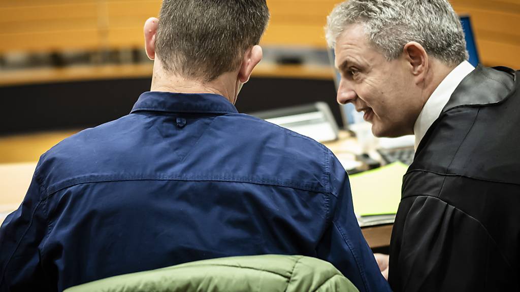 Der 39-jährige Beschuldigte bespricht sich mit seinem Verteidiger. Am Landgericht in Waldshut werden am Mittwoch diverse Zeugen zum Tötungsdelikt in Jestetten befragt.