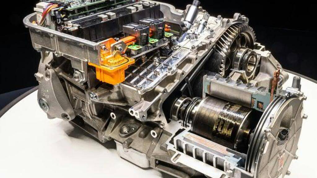 Ferrari lanciert sein erstes vollelektrisches Modell mit dem Namen «Elettrica». Der Motor mit 1000 PS kann in 2,5 Sekunden von 0 auf 100 km/h beschleunigen.