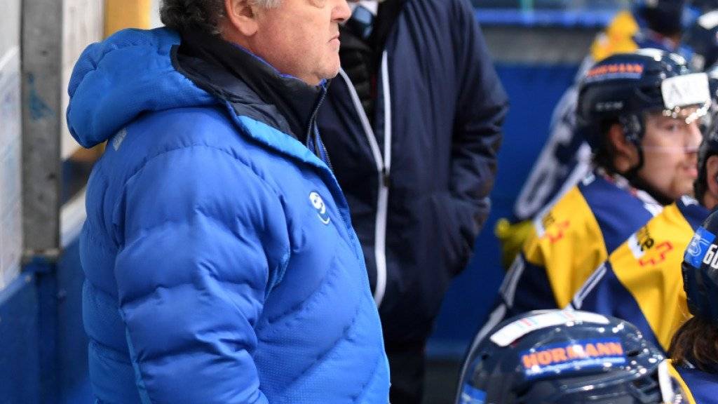 Ambris Sportchef Ivano Zanatta (vorne) steht im Spiel dem angezählten Cheftrainer Hans Kossmann zur Seite