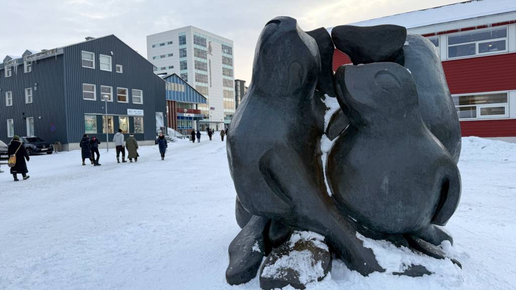 Blick auf eine Fußgängerzone in Grönland. Foto: Julia Wäschenbach/dpa