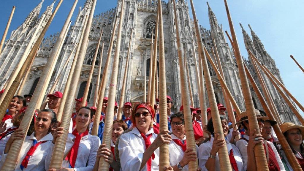 420 Alphörner vor dem Mailänder Dom: Teilnehmerinnen und Teilnehmer am Weltrekordversuch.