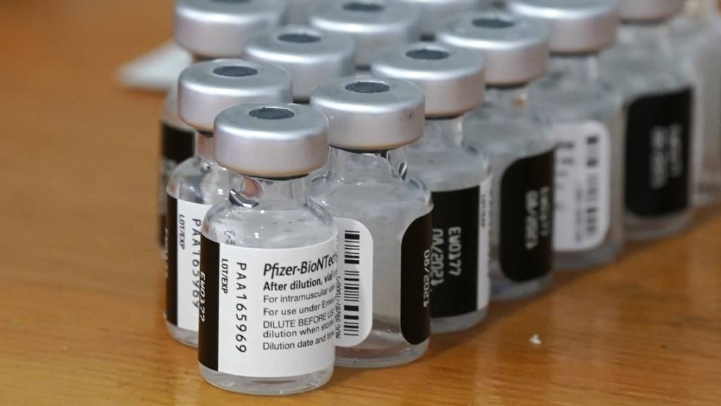 Der US-Pharmakonzern Pfizer treibt die Entwicklung eines an die Corona-Variante Omikron angepassten Impfstoffes voran. (Archivbild)