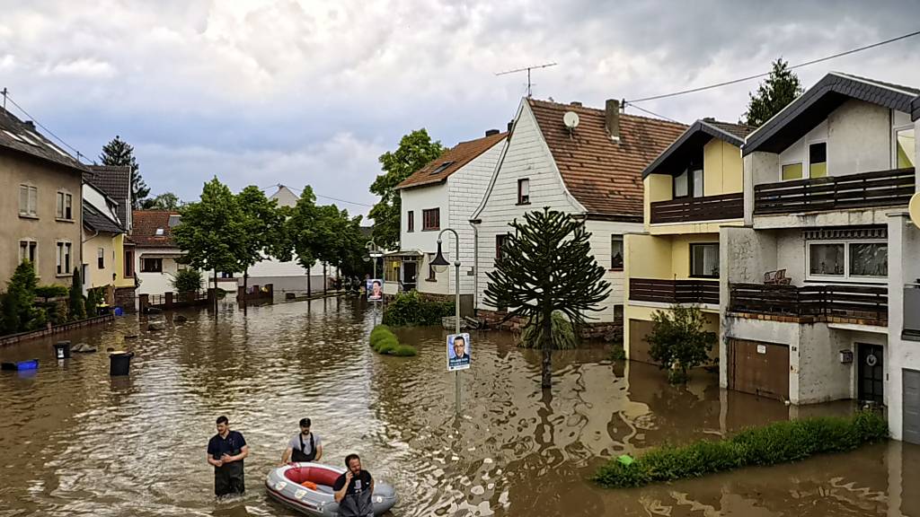 Frau stirbt nach Hochwasser-Rettungseinsatz - neuer Regen erwartet