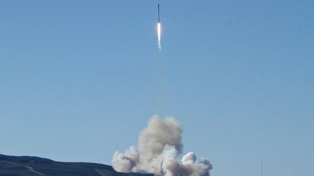 Die Rakete der privaten Raumfahrtfirma SpaceX hob von einem Weltraumbahnhof in Kalifornien ab. Sie soll zehn Satelliten ins All transportieren.