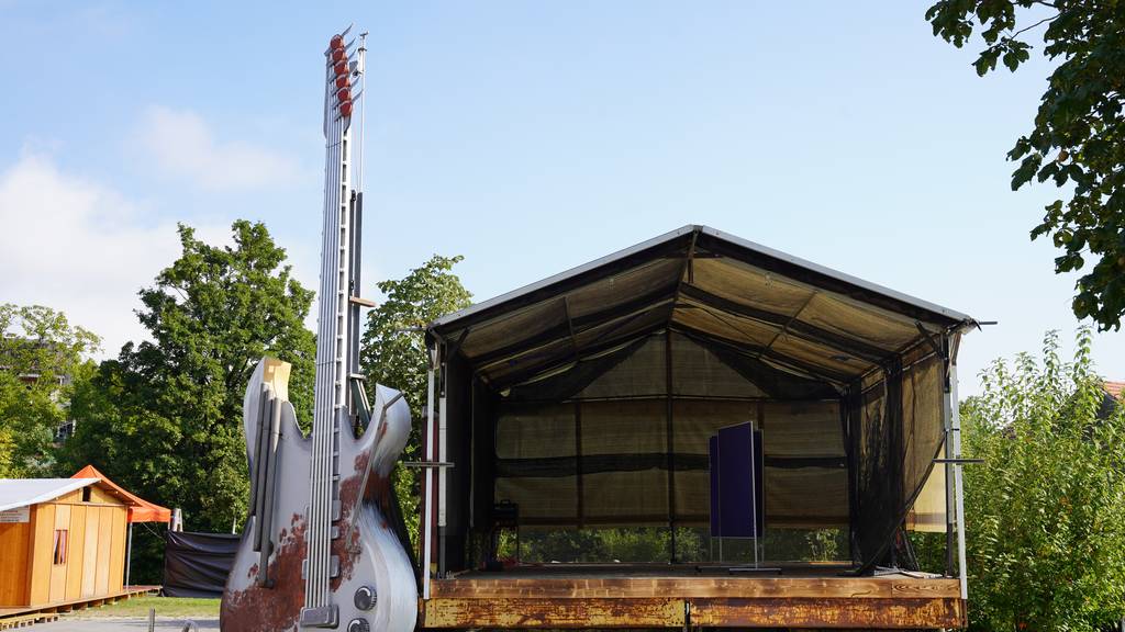 777-Jahr Jubiläum in Villigen. Eine übergrosse Gitarre und eine Bühne sind auf dem Bild zu sehen.