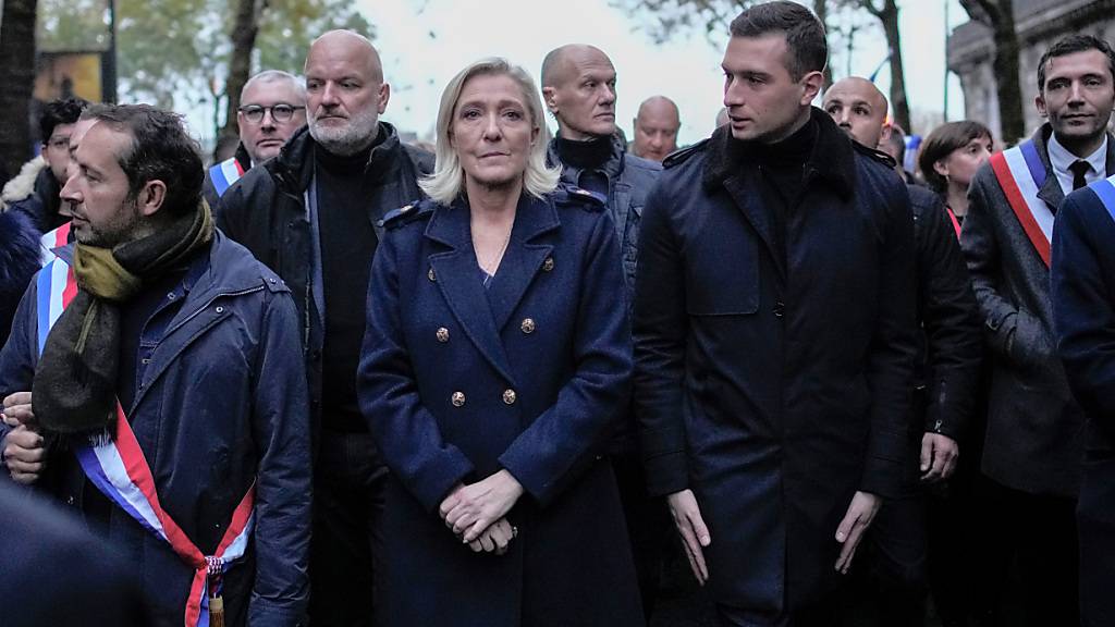 ARCHIV - Marine Le Pen (M.) während einer Demonstration gegen Antisemitismus in Paris. Foto: Christophe Ena/AP/dpa