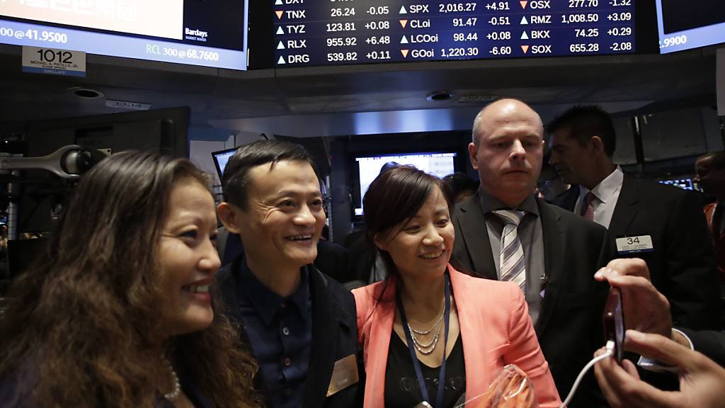 Die USA ziehen die Schrauben an für chinesische Firmen, die an der Wall Street kotiert sind. Das betrifft unter anderem Firmen wie Alibaba. Im Bild Alibaba-Konzernchef Jack Ma (zweiter von links) beim IPO an der New York Stock Exchange im Jahr 2014.