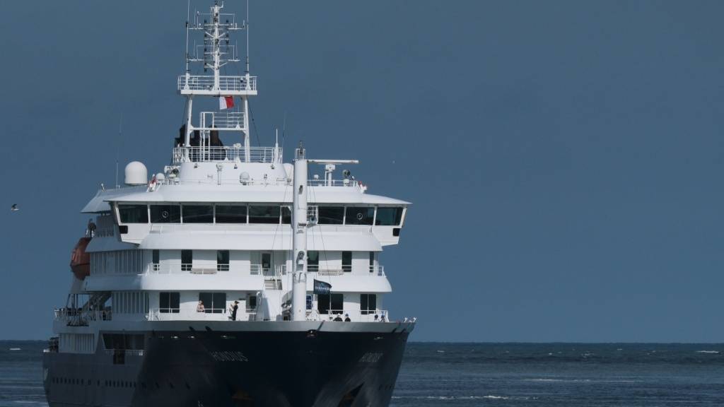 ARCHIV - Das Kreuzfahrtschiff «Hondius» läuft Mitte Mai in den Hafen von Rotterdam ein. Foto: Patrick Post/AP/dpa (Archivbild)