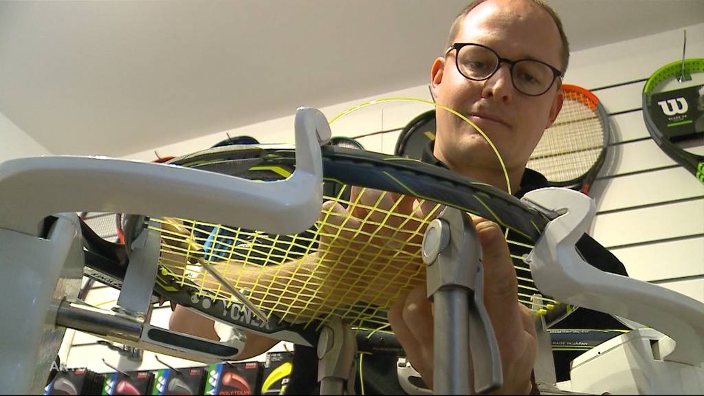  Ein Aargauer kümmert sich um die Tennisschläger der Stars