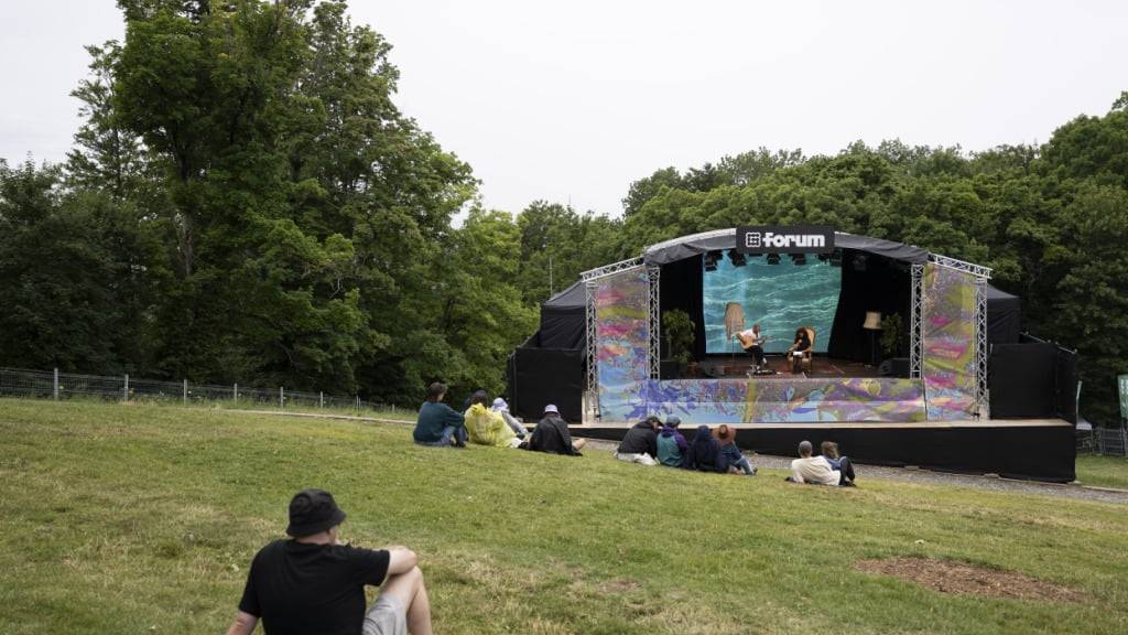 Wetterbedingt lauschten nur wenige Festivalgängerinnen und -gänger dem ersten Auftritt auf der neuen «Forum»-Bühne.