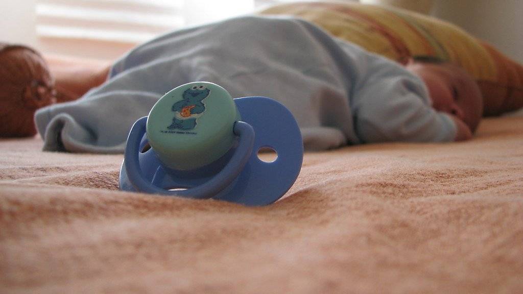 Experten warnen vor der Baby-Dauerüberwachung per Smartphone-App und Sensor. Ein Nutzen sei dafür nicht nachgewiesen, der Schaden aber sehr real: Die unvermeidbaren Fehlalarme verunsichern Eltern.