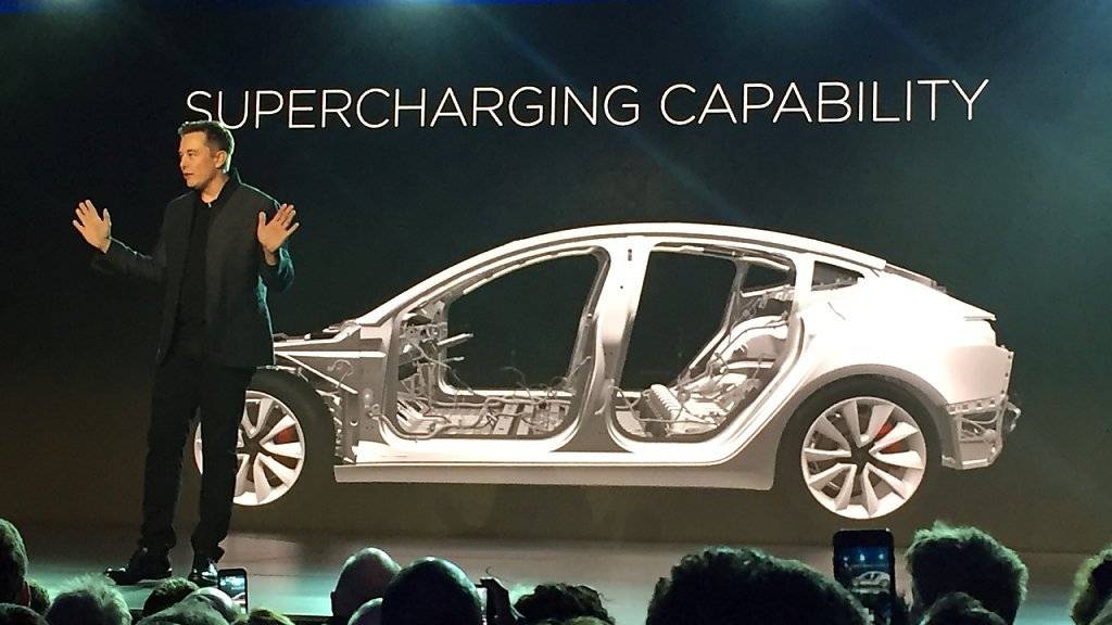 Tesla-Chef Elon Musk kündigt den Ausbau der Produktion des neuen Elektroauto-Modells an. (Archivbild)