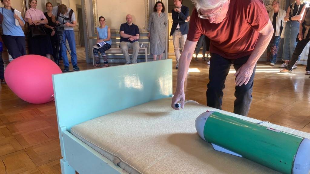 Künstler Roman Signer zeigt seine Ausstellung im Kirchhoferhaus in St. Gallen.