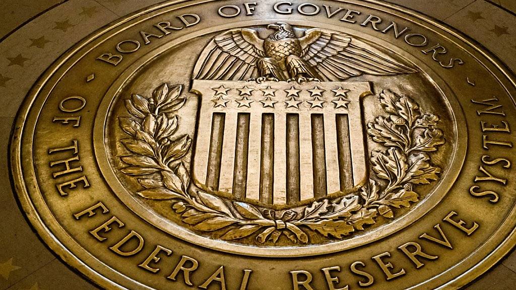 Die US-Notenbank hebt den Leitzins erneut an. (Archivbild)