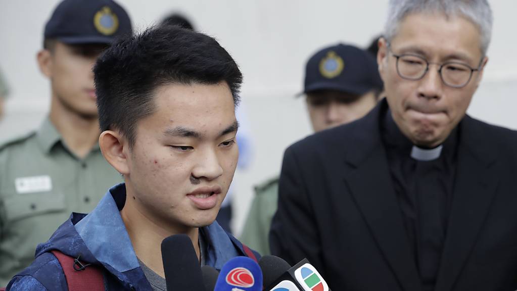 Der mutmassliche Mörder, der im Mittelpunkt der Kontroverse um das zurückgezogene Auslieferungsgesetz in Hongkong stand, spricht nach seiner Entlassung aus dem Gefängnis mit den Medien.