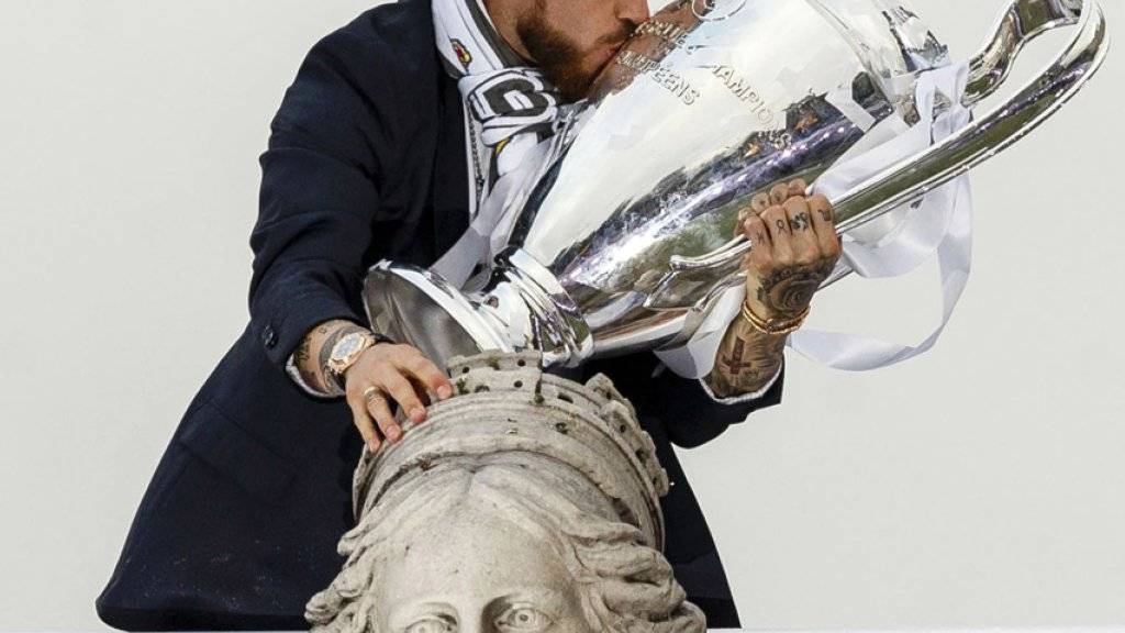 Sergio Ramos küsst die Champions-League-Trophäe und überflügelt im UEFA-Fan-Voting Cristiano Ronaldo und Lionel Messi