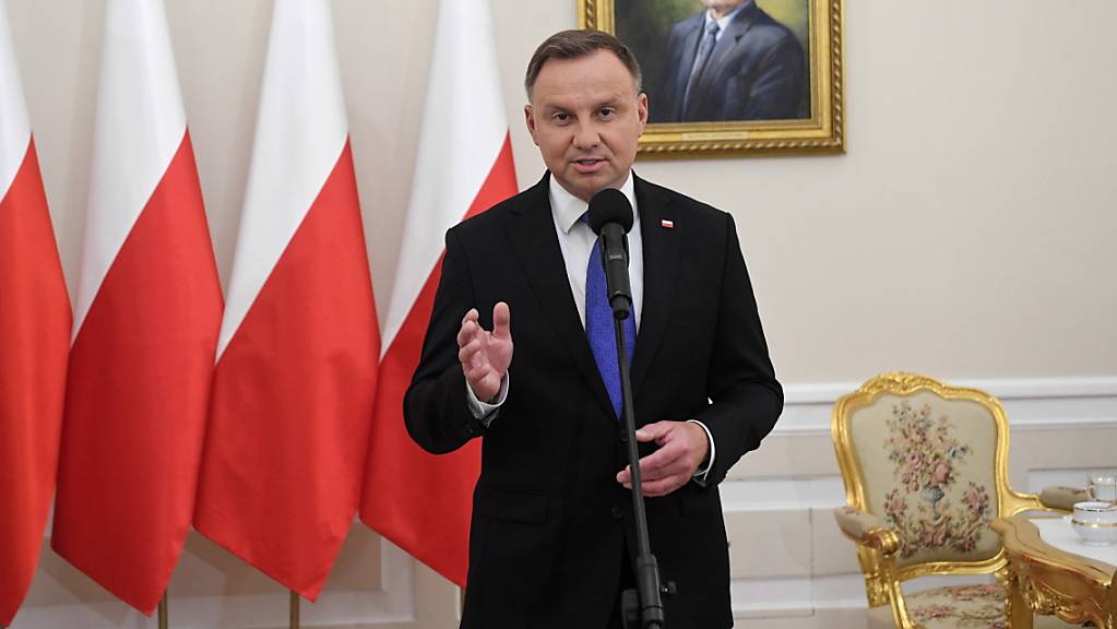 Präsidentschaftswahl: Amtsinhaber Andrzej Duda muss bei der Stichwahl in Polen um den Wahlsieg zittern - es wird nach ersten Berechnungen sehr knapp.