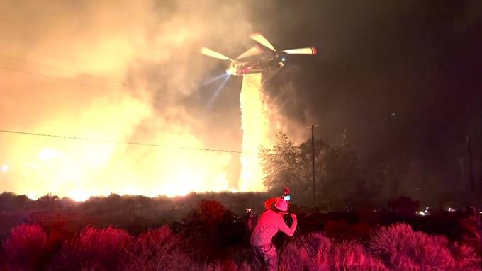 Feuerwehr kämpft mit über 1600 Personen gegen Waldbrand in Kalifornien