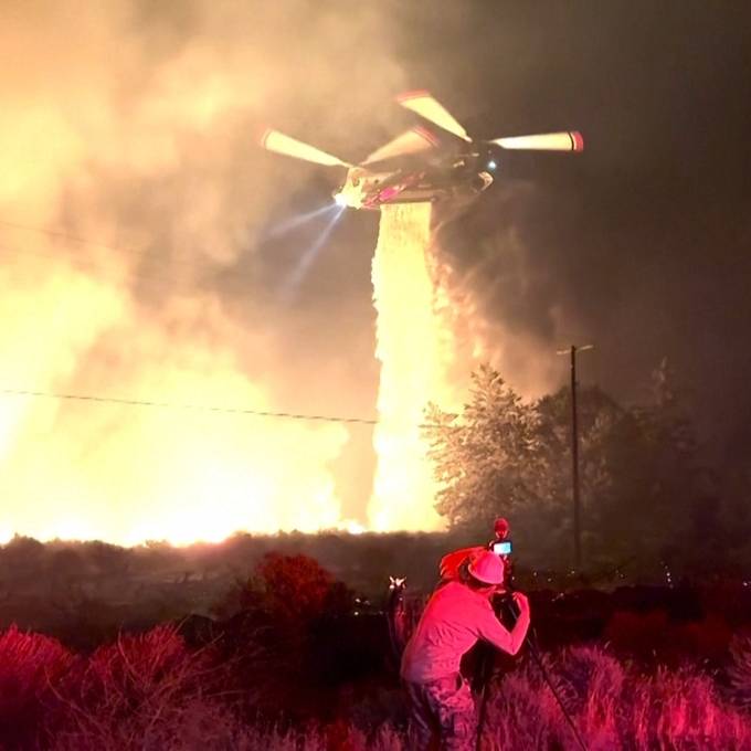 Feuerwehr kämpft mit über 1600 Personen gegen Waldbrand in Kalifornien