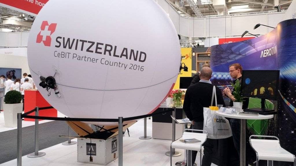 Die ETH Zürich stellt an der CeBIT ein Fluggerät vor, das einen heliumgefüllten Zeppelin mit einer Drohne kombiniert.