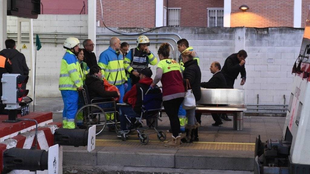 Rettungskräfte im Einsatz nach dem Zugunglück am Freitag in Alcala de Henares bei Madrid.