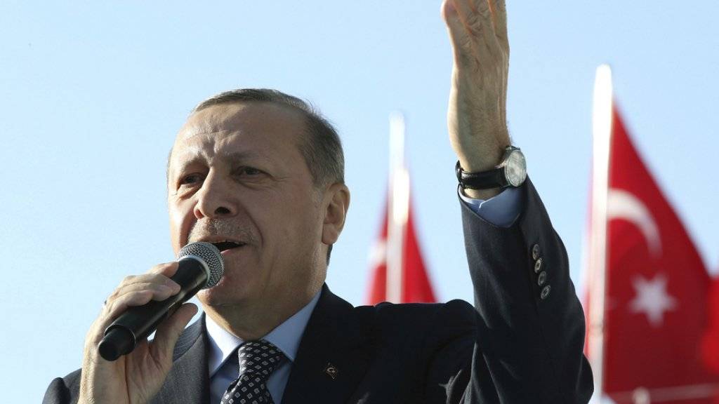 Der türkische Staatspräsident Recep Tayyip Erdogan geht weiter unerbittlich gegen seine Gegner vor. In einem neuen Dekret kann Türken im Ausland die Staatsbürgerschaft entzogen werden. (Archivbild)