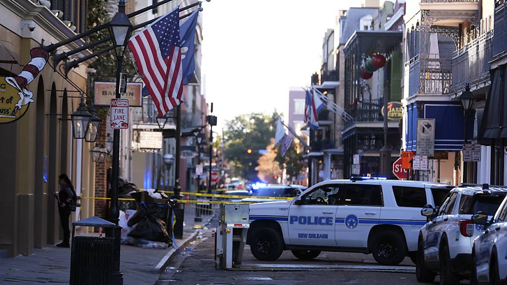 Rettungsfahrzeuge bilden eine Sicherheitsbarriere, um andere Fahrzeuge aus dem French Quarter fernzuhalten, nachdem ein Fahrzeug in eine Menschenmenge auf der Canal und Bourbon Street in New Orleans gefahren wurde. Foto: Gerald Herbert/AP/dpa