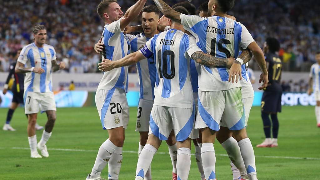 Die Argentinier um Lionel Messi (Nummer 10) feiern den 1:0-Führungstreffer im Viertelfinal gegen Ecuador