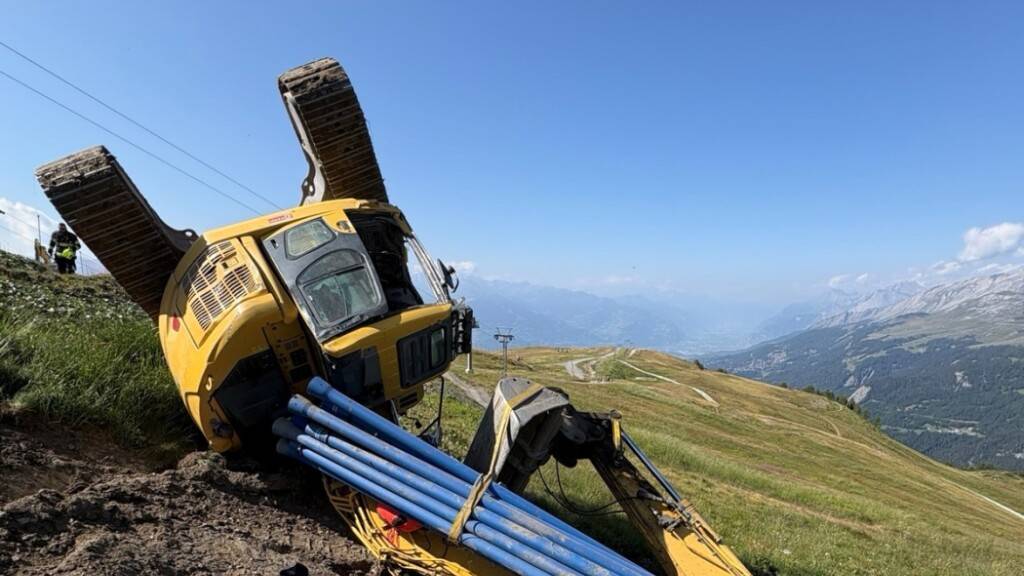 Der Raupenbagger stürzte in Crans-Monana VS einen Abhang hinunter und kam auf der Seite liegend zum Stillstand.