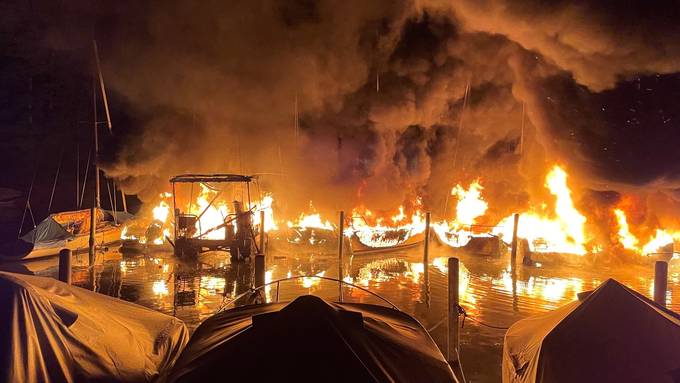 Grossbrand zerstört zehn Schiffe in Segelhafen