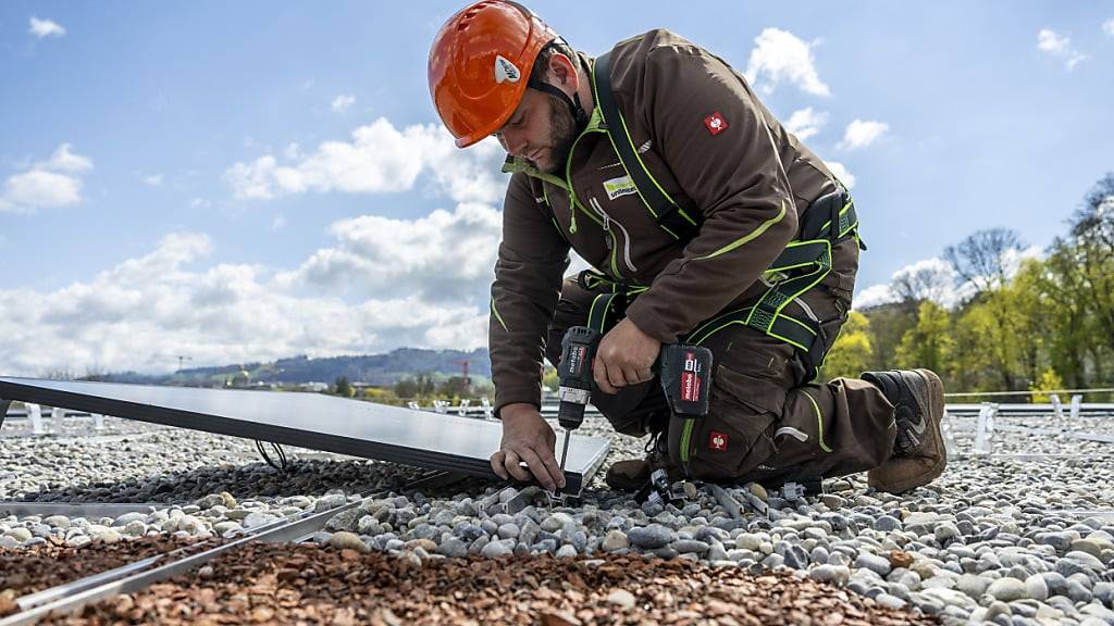 Der Bau von Solarzellen macht sich bereits in der Rechnung von Stadtwerk Winterthur bemerkbar. Es verkauft weniger Strom. (Symbolbild)