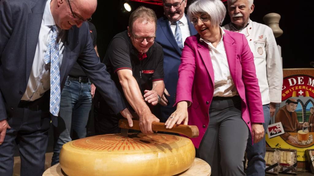 Bauernverbandspräsident und Nationalrat Markus Ritter und Bundesrätin Elisabeth Baume-Schneider teilten bei der offiziellen Eröffnung gemeinsam einen Emmentaler.