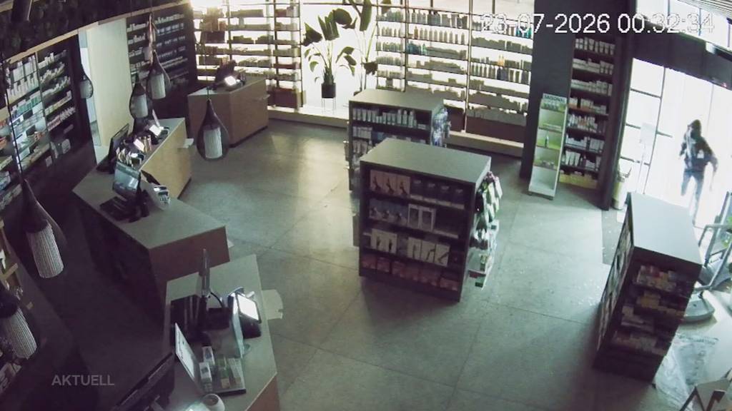 Scheibe eingeschlagen: Einbrecher hinterlässt in Badener Apotheke grossen Schaden