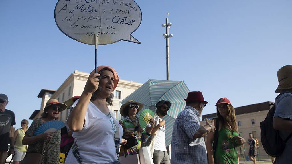 Demonstranten nehmen an einem Protest gegen den Massentourismus auf Mallorca teil. Foto: Clara Margais/dpa