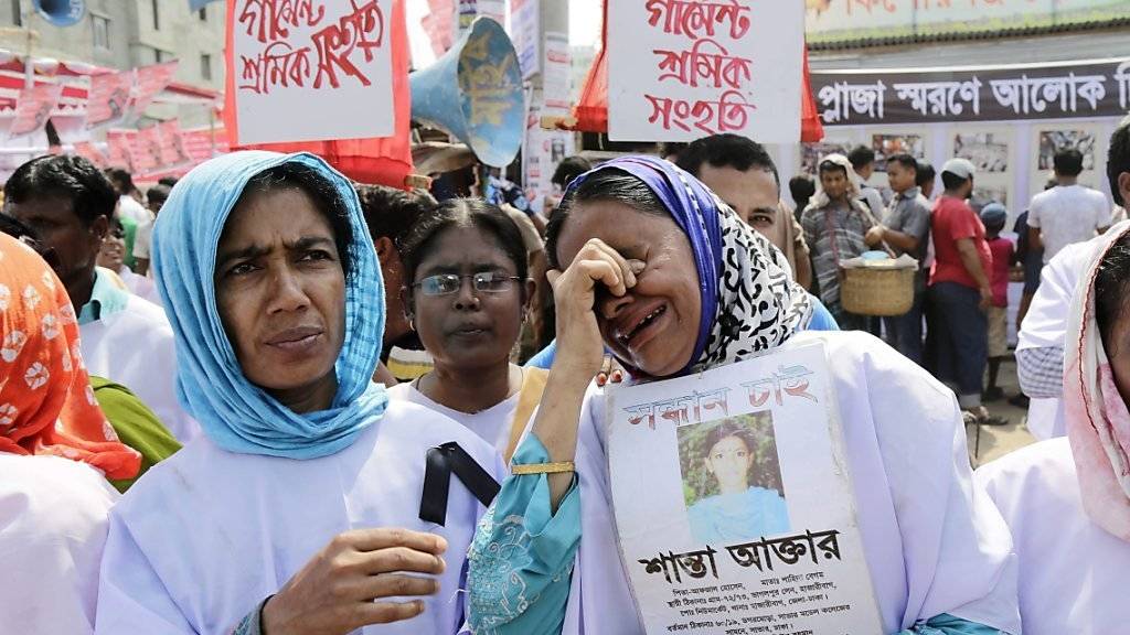Hinterbliebene fordern Gerechtigkeit für Opfer des Rana-Plaza-Unglücks in Bangladesch.