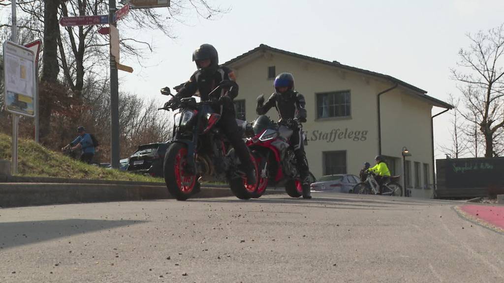 Rasante Passfahrten: Die Kapo Aargau zieht mehrere Töff- und Autolenker aus dem Verkehr
