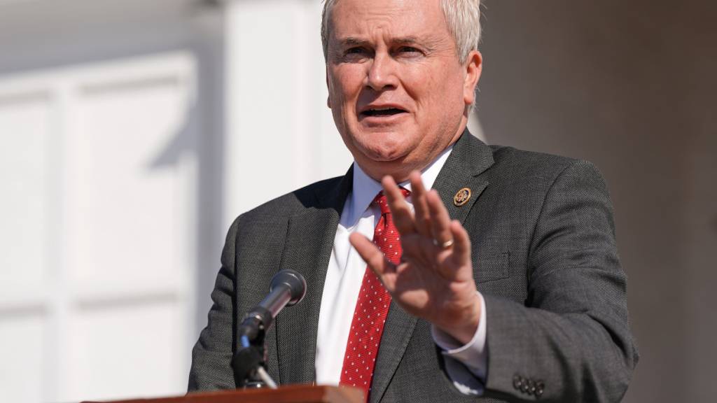 Abgeordneter James Comer (Republikanische Partei) spricht vor dem Chappaqua Performing Arts Center, wo der ehemalige US-Präsident Bill Clinton vor Gesetzgebern des US-Repräsentantenhauses im Rahmen einer Untersuchung des Kongresses über den verurteilten Sexualstraftäter Jeffrey Epstein aussagt. Foto: Angelina Katsanis/AP/dpa