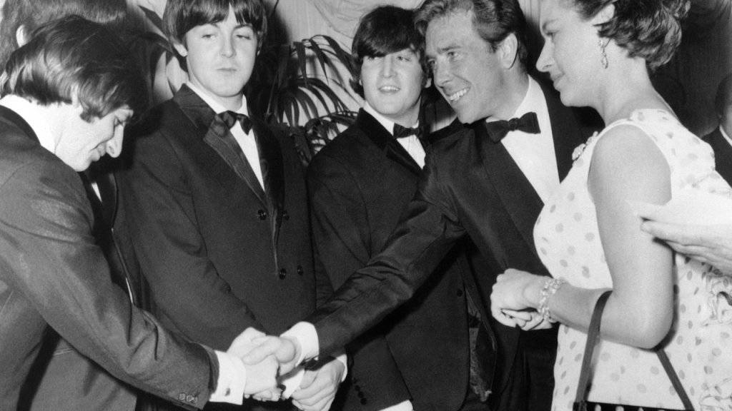 Lord Snowdon (2.v.r.) und Prinzessin Margaret bei einem Treffen mit den Beatles im Jahr 1965.