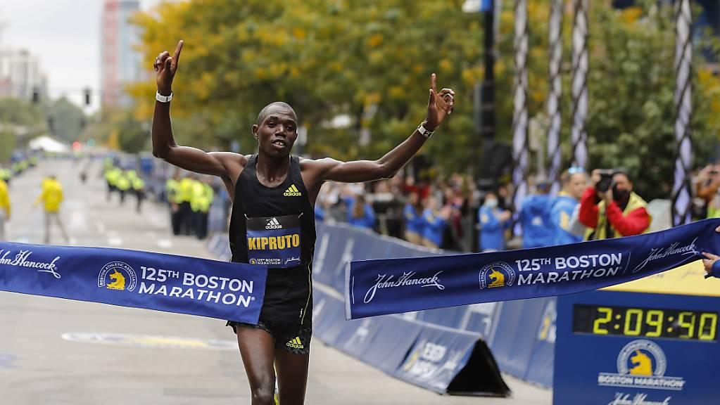 Benson Kipruto allein auf weiter Flur. Der Kenianer gewinnt mit 30 Jahren erstmals einen der grossen Marathons.