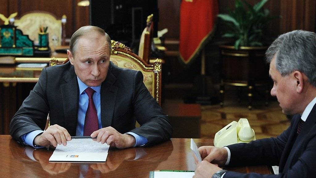 Besprechen den teilweisen Abzug der Truppen aus Syrien: Russlands Präsident Wladimir Putin mit seinem Verteidigungsminister Sergej Schoigu.