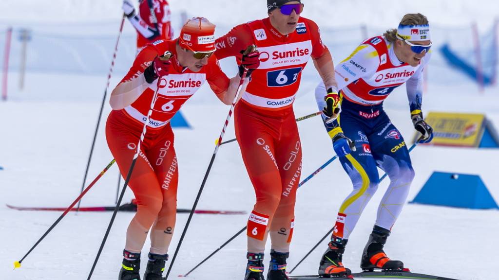 Valerio Grond (rechts im Bild) übergibt Janik Riebli für dessen Ablösung