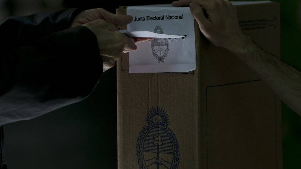 Eine Person gibt in einem Wahllokal in der argentinischen Hauptstadt Buenos Aires ihre Stimme ab. Die Parlamentswahl in Argentinien, bei welcher Präsident Mauricio Macri auf Unterstützung für seinen liberalen Wirtschaftskurs hofft, wurde überschattet vom Tod eines Aktivisten.