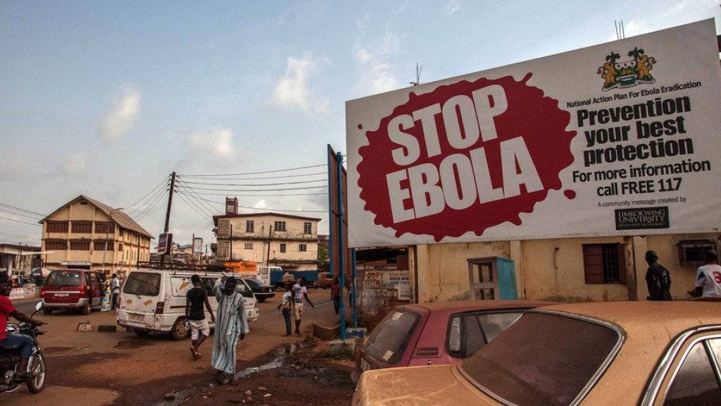 Plakat mit einem Aufruf zu Vorsichtsmassnahmen im Zusammenhang mit dem Ebola-Virus in Freetown, der Hauptstadt von Sierra Leone (Archiv)