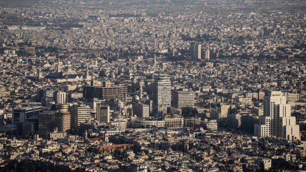 ARCHIV - Ein Überblick über Damaskus, während sich in Syrien der erste Jahrestag des Sturzes von Assad nähert. Damaskus ist die Hauptstadt von Syrien, ein Land, in dem lange Krieg herrschte. Foto: Moawia Atrash/dpa