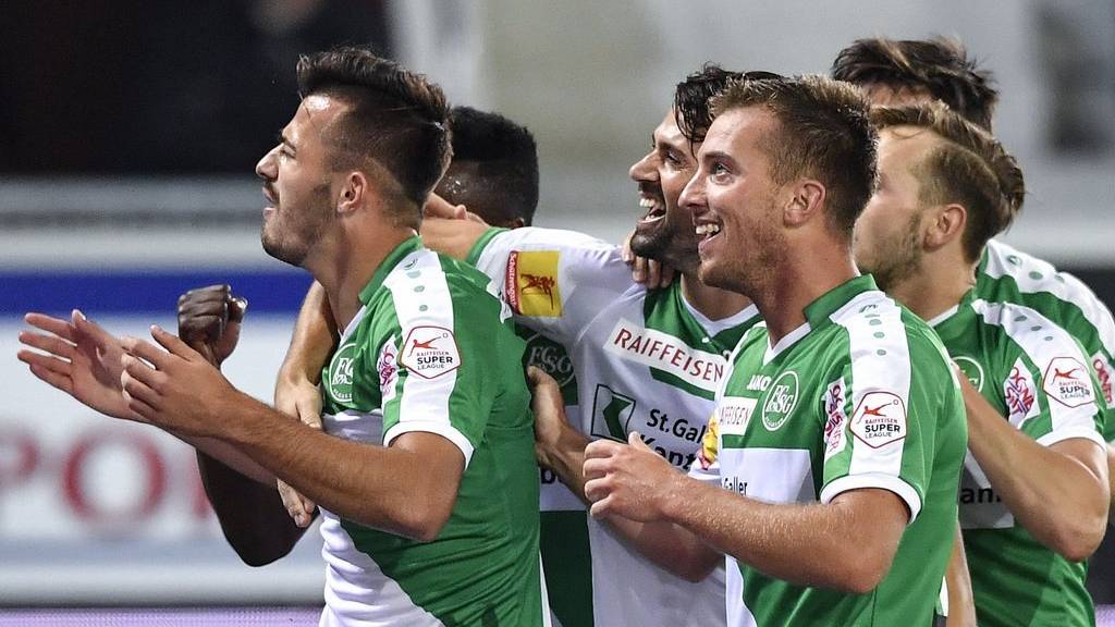 Jubelnde Espen: Die Spieler des FC St.Gallen lassen sich nach dem 2:1 gegen Thun von ihren Fans feiern.